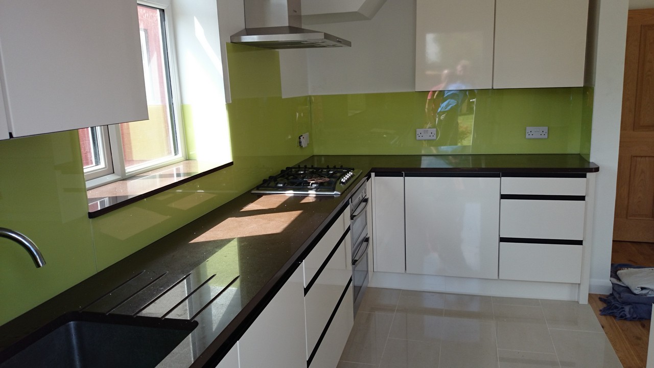 Lime green glass kitchen splashback installed by Newport Pagnell glaziers